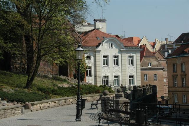 Przed zamkiem Przemysława I