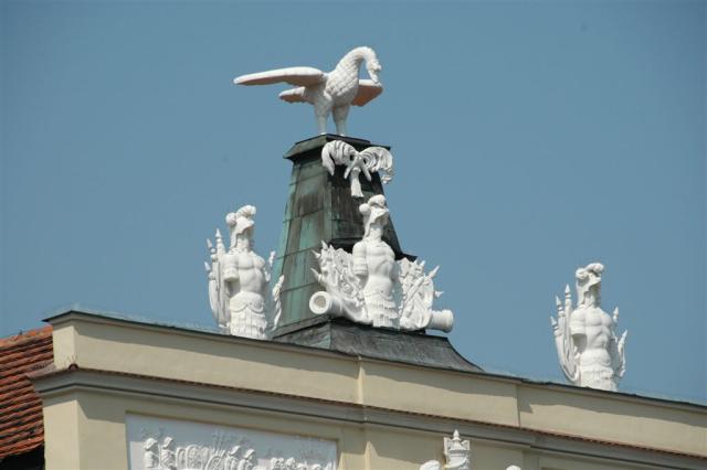 Pelikan na zwieńczeniu Pałacu