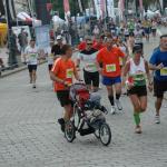 Dziesiąty kilometr - maratończyk biegnie z synem