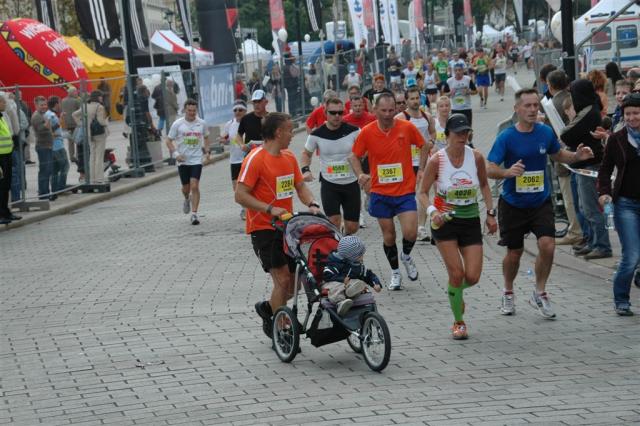 Dziesiąty kilometr - maratończyk biegnie z synem