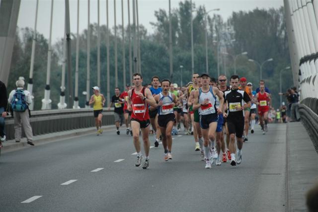 24-y kilometr - peleton wbiega na Most Świętokrzyski